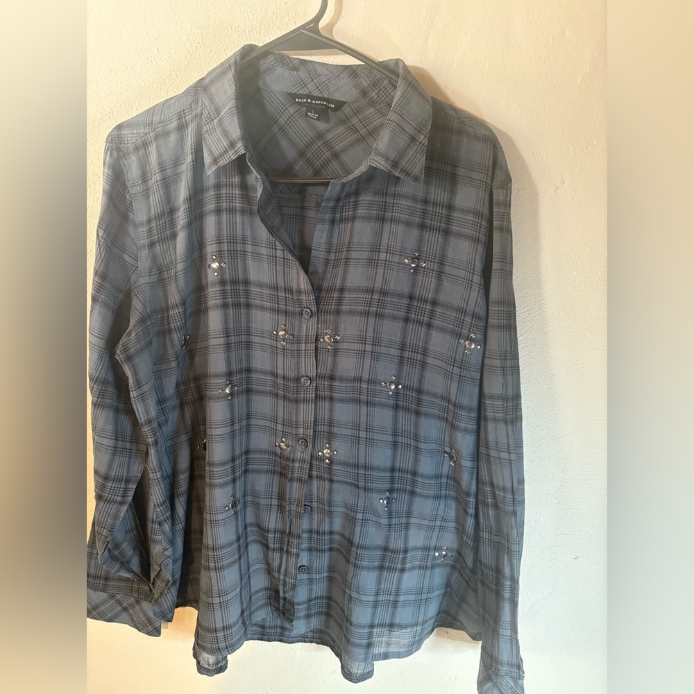 Rock& Republic   Semisheer long sleeve button up Gray and Black Plaid SzL